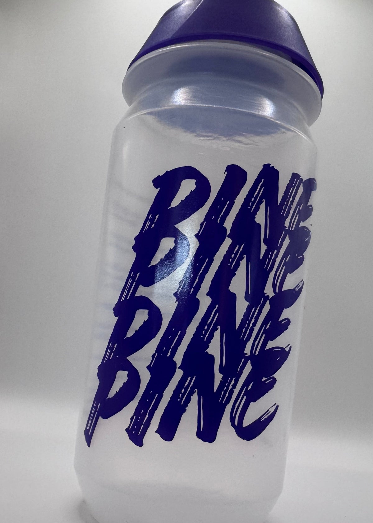 Nærbillede af Pine-logoet på Pine Drikkedunk