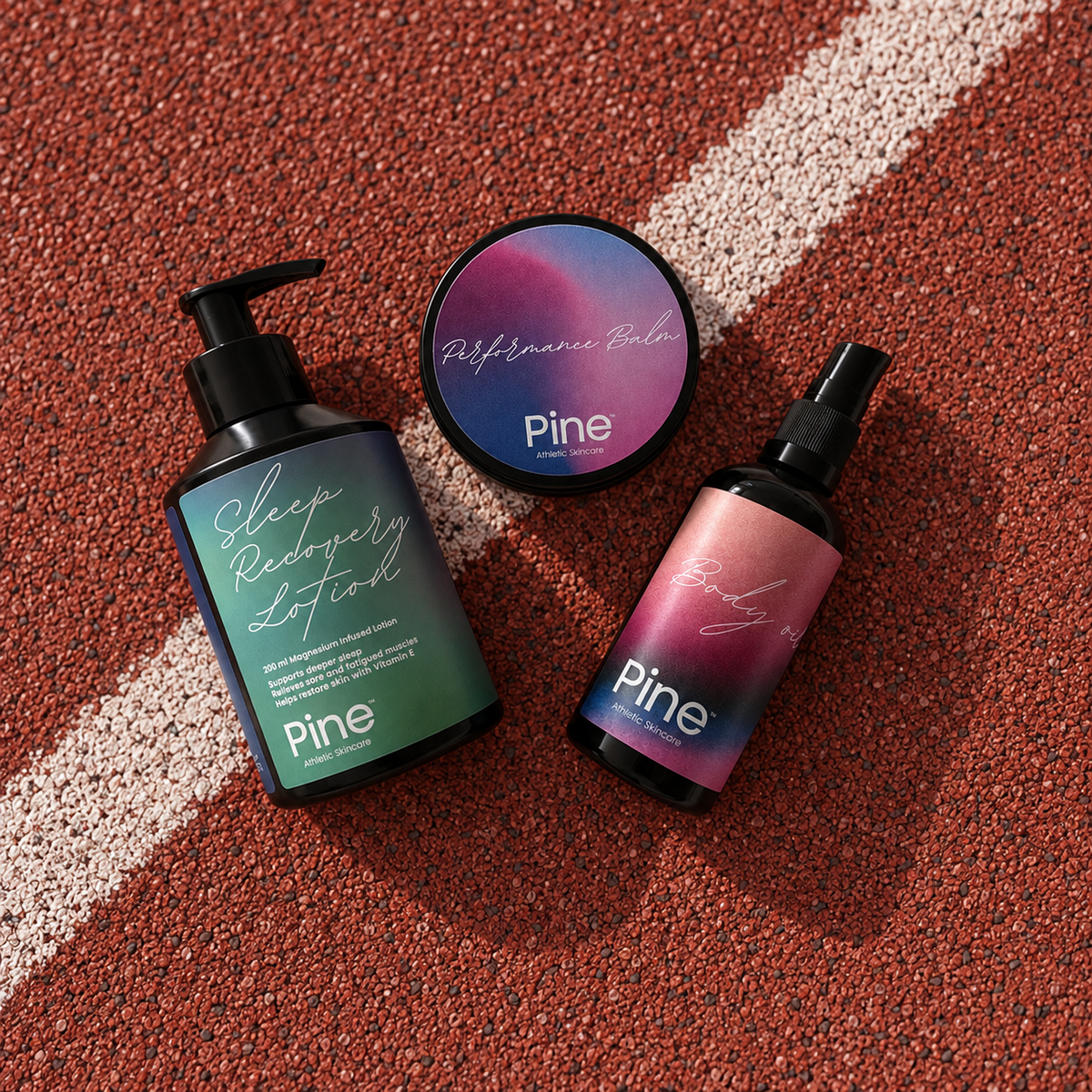 Pine Sleep Recovery Lotion, Performance Balm og Body Oil på en rød løbebane