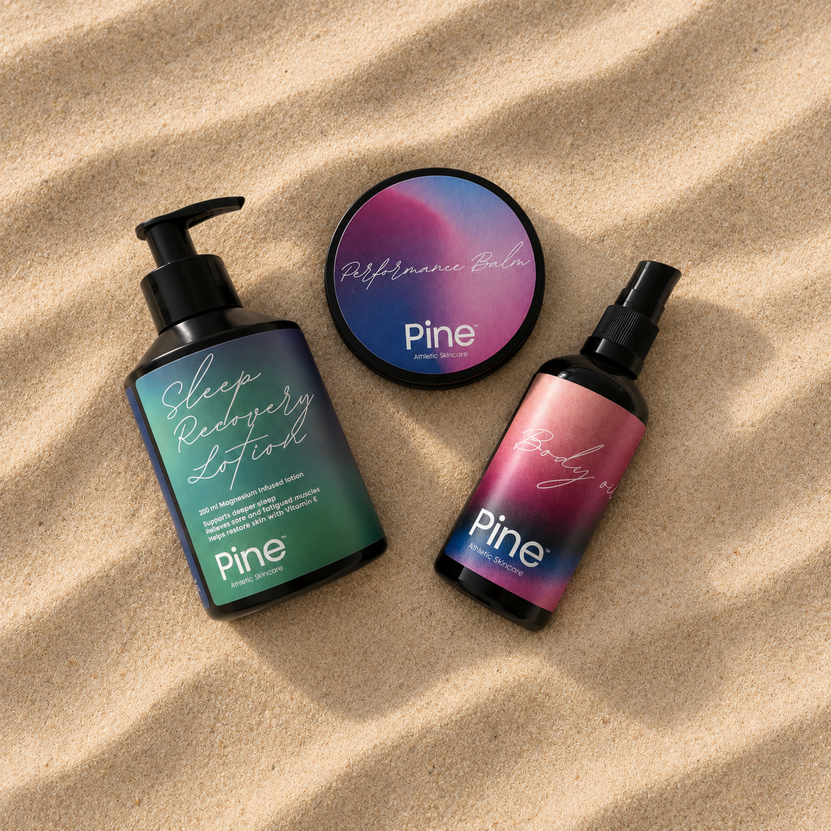 Pine Sleep Recovery Lotion, Performance Balm og Body Oil på bølget sand