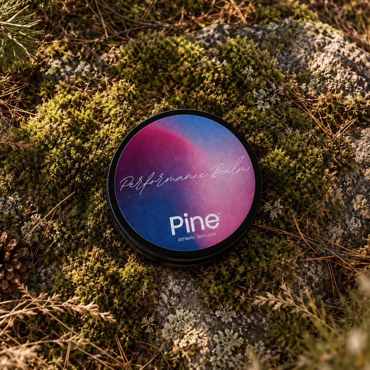 Pine Performance Balm i dåse på mosklædt klippe