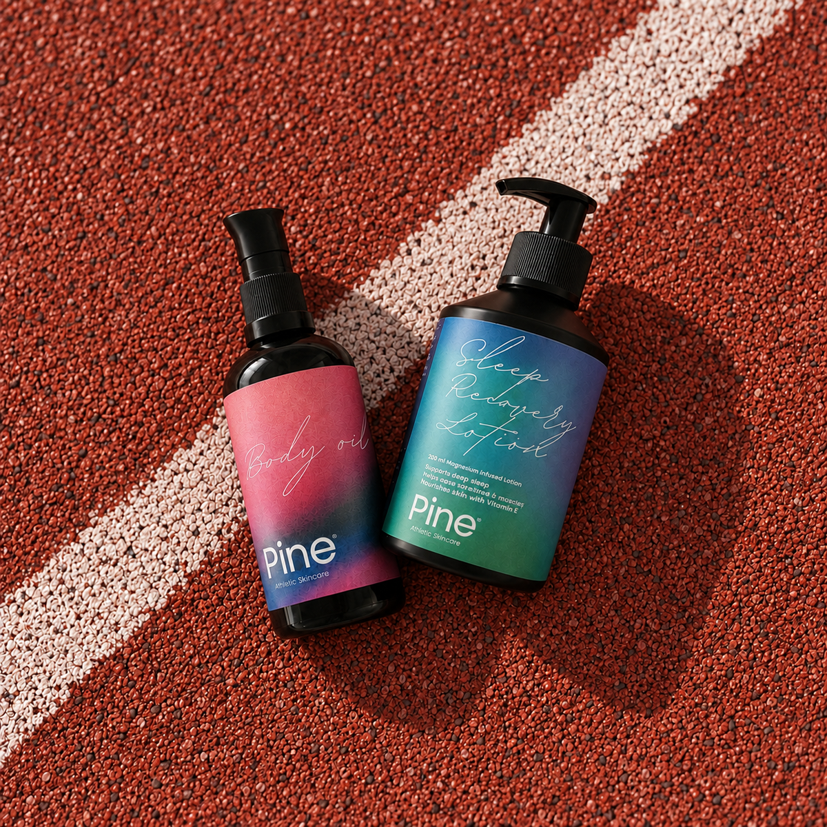 Pine Body Oil og Sleep Recovery Lotion på en rød løbebane