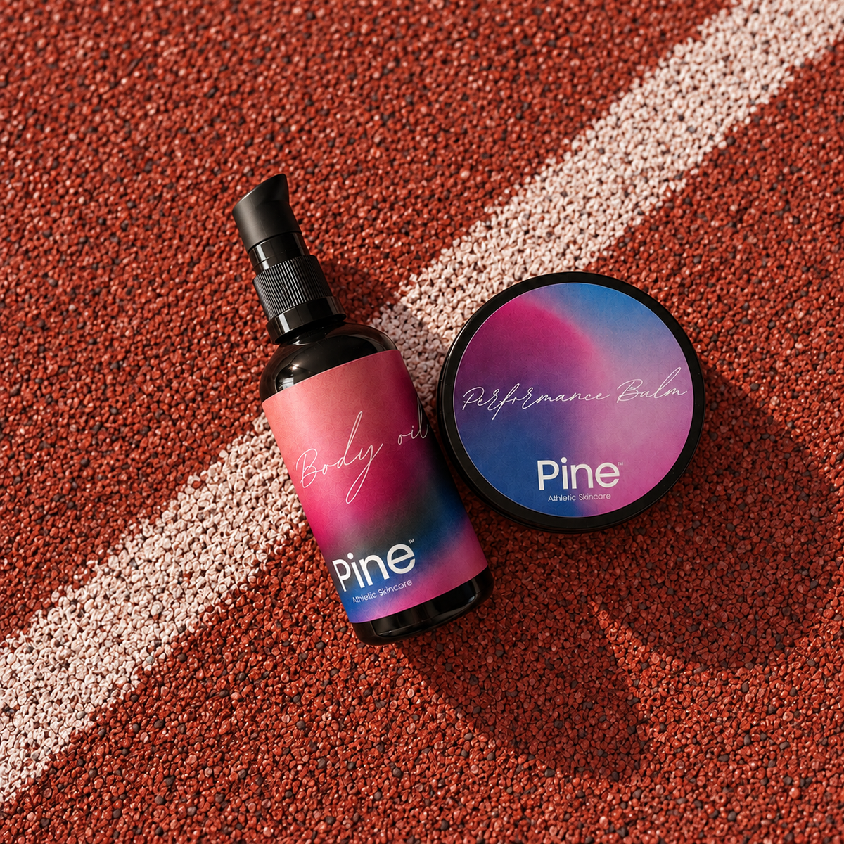 Pine Body Oil og Performance Balm på en rød løbebane