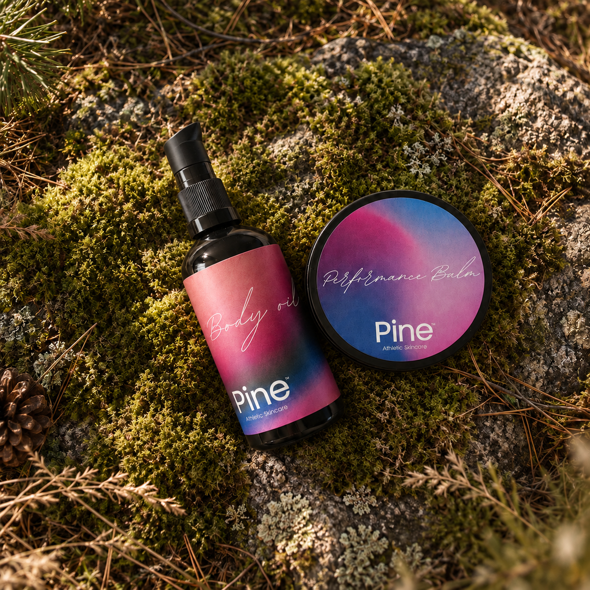 Pine Body Oil og Performance Balm på mosklædt klippe